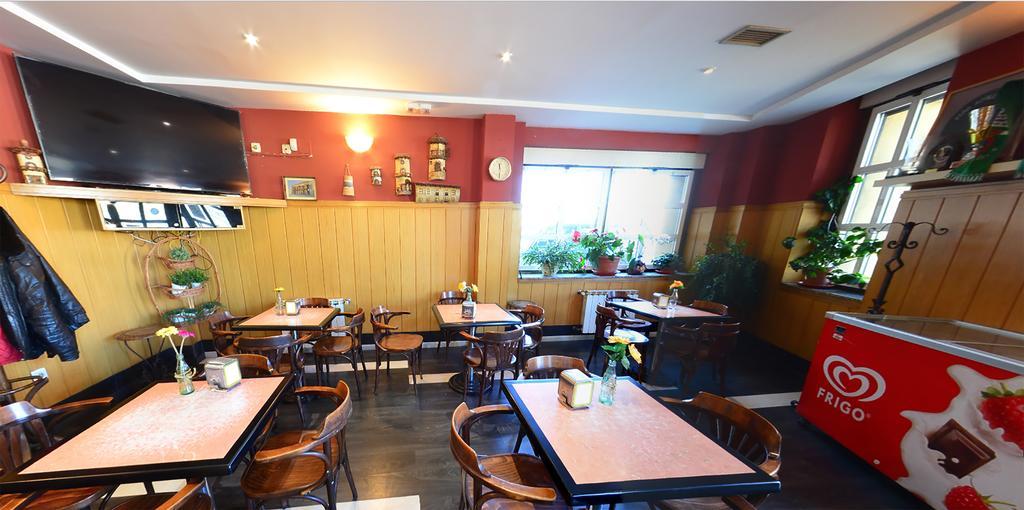 Готель Hostal Bar Stop Velilla del Rio Carrion Екстер'єр фото